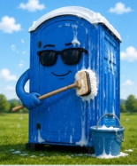 Camión limpiando y manteniendo un baño químico